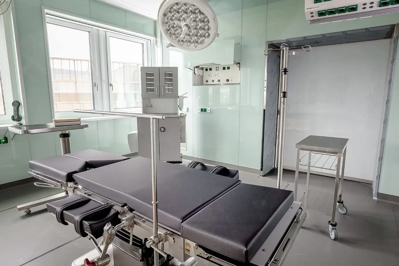 Procedure room with operating table and operating light