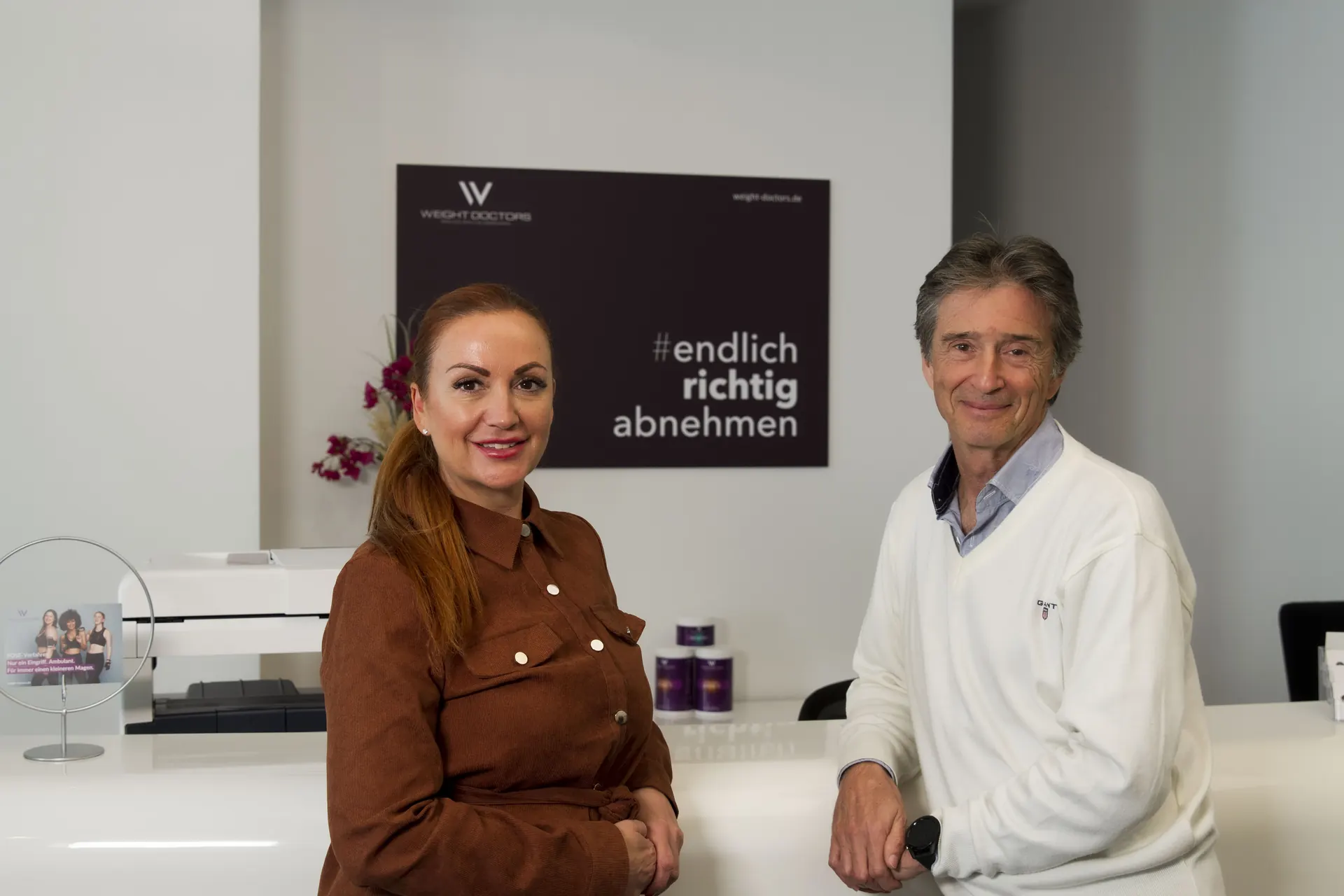 Meddyg ac ymgynghorydd Weight Doctors® yn yr ystafell ymgynghori