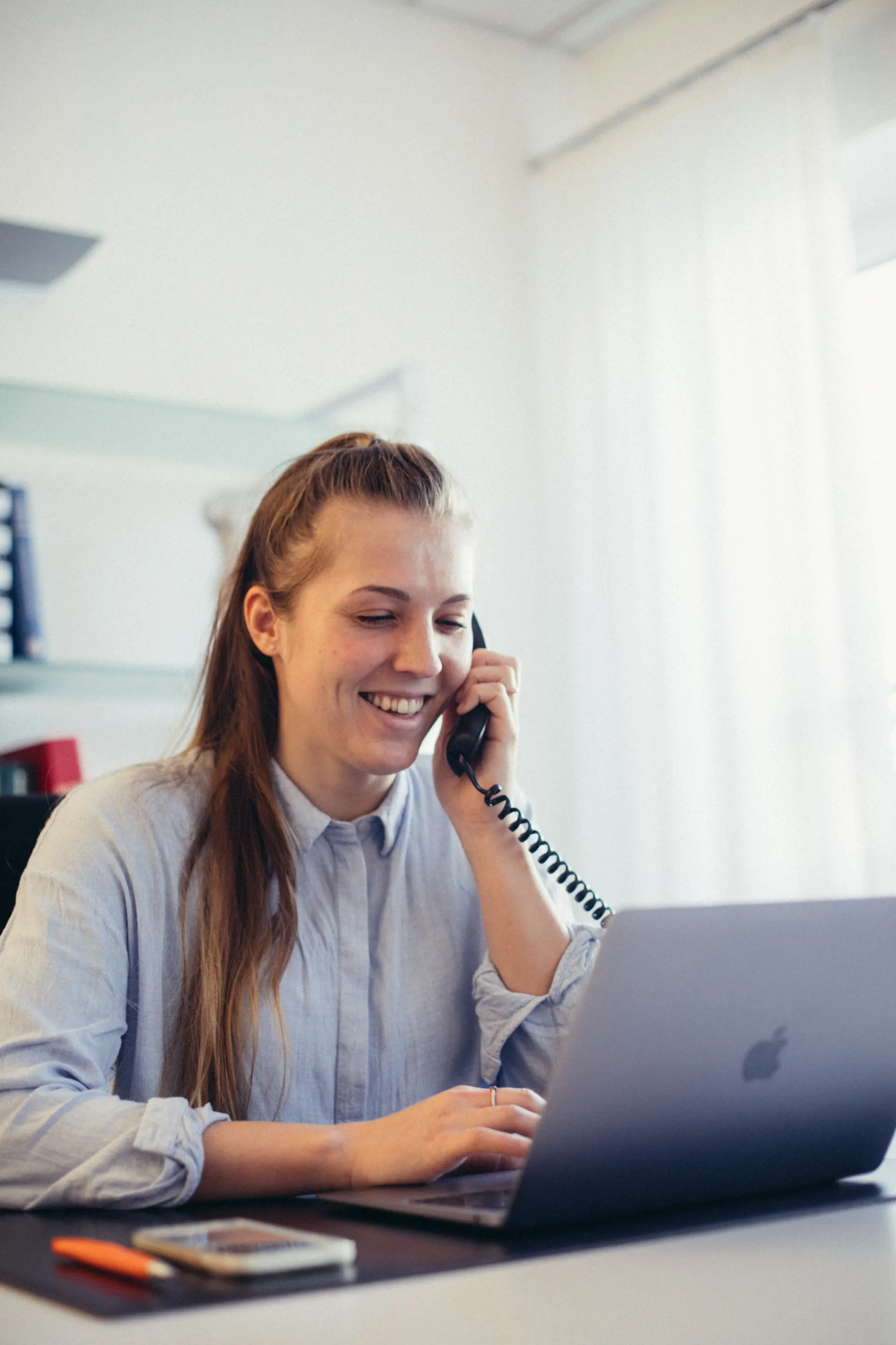 Ernährungsberaterin von Weight Doctors® am Telefon
