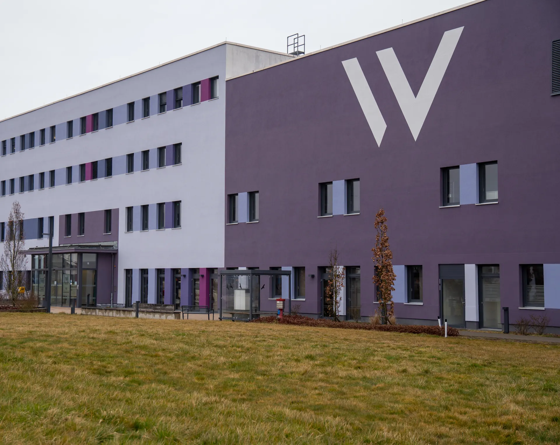 Weight Doctors® Nationalklinik i Wertheim leis an W corcra ar an aghaidh tosaigh