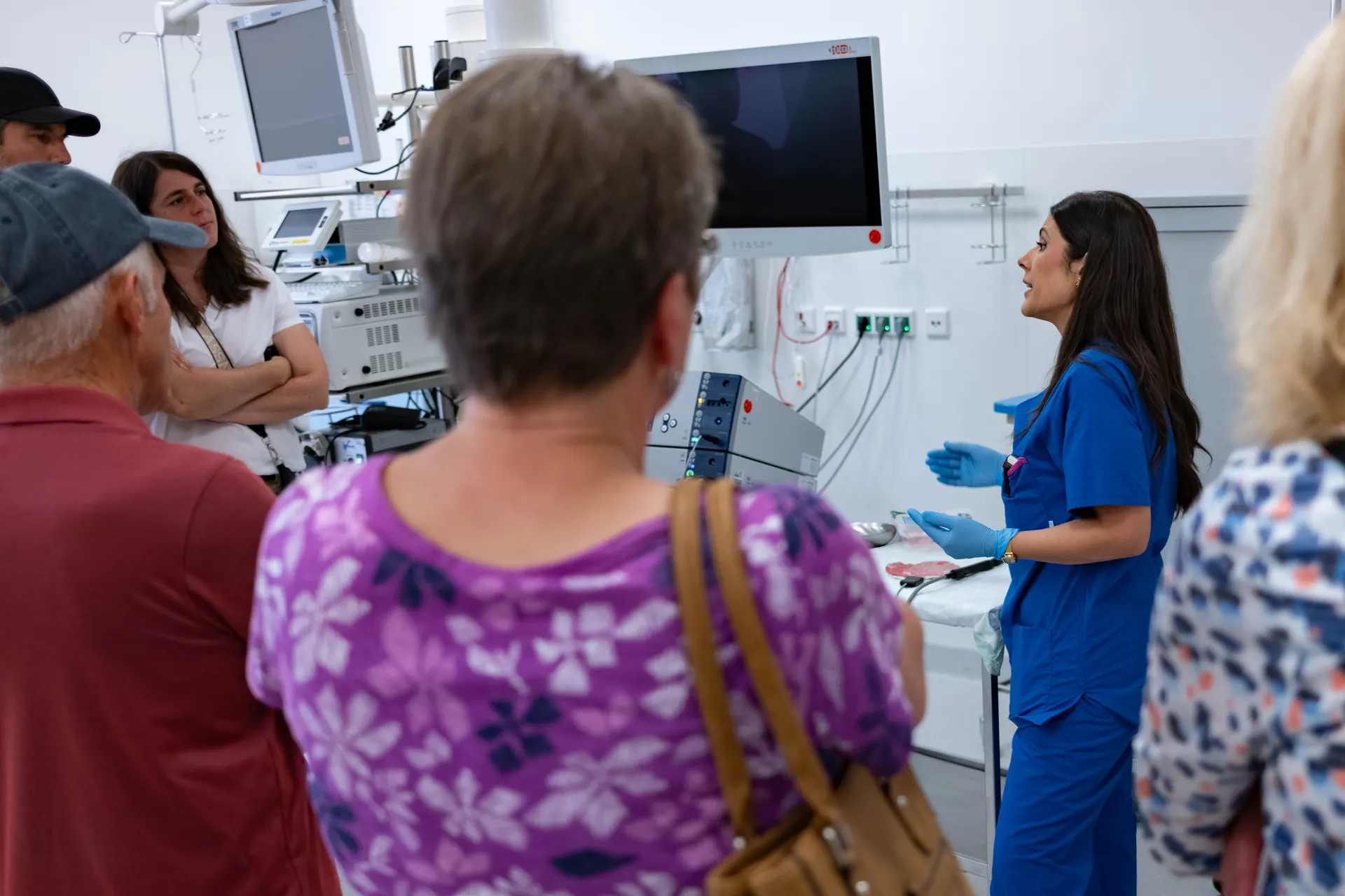 Doctor explaining the endoscopy room of the Weight Doctors® Nationalklinik to visitors