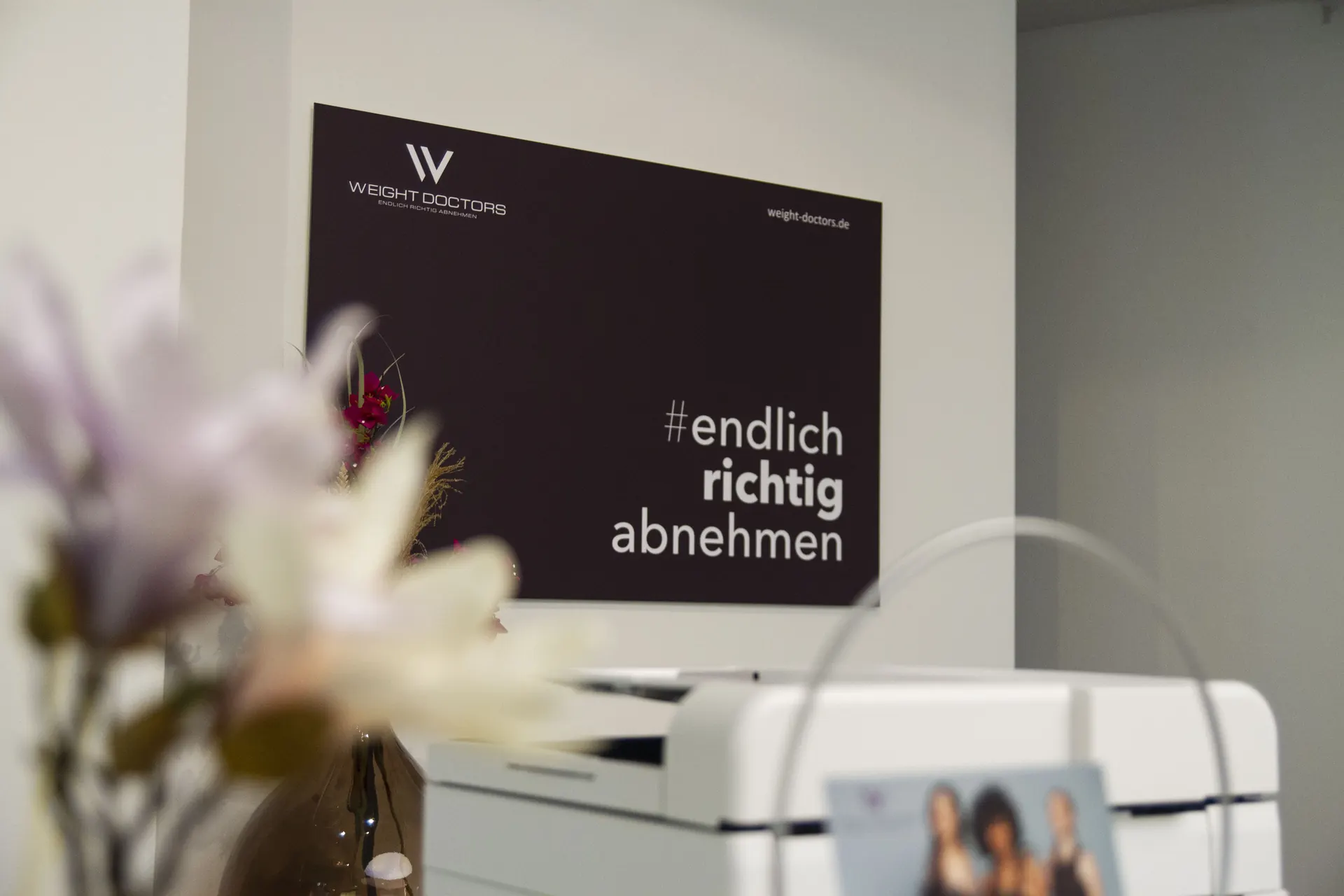 Weight Doctors® consultation area with the slogan #endlich richtig abnehmen