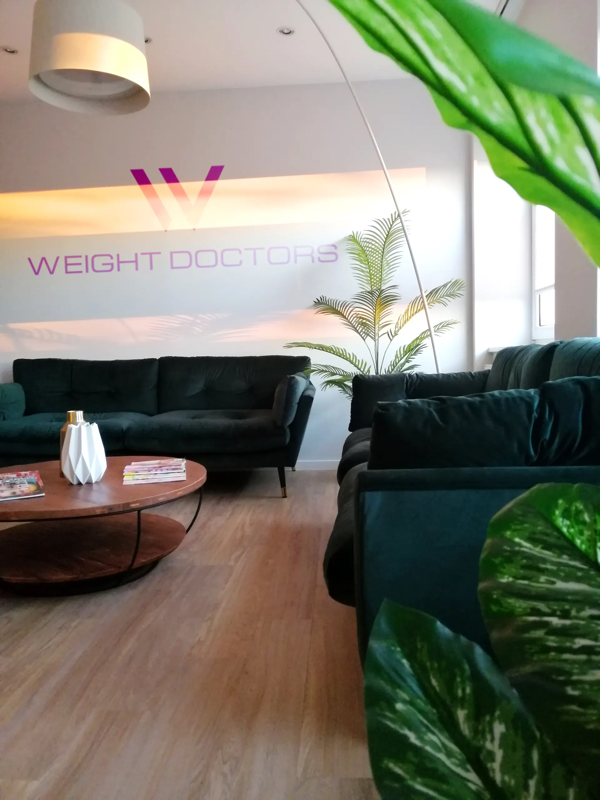 Tolglann Weight Doctors® le tolga glasa agus lógó ar an mballa