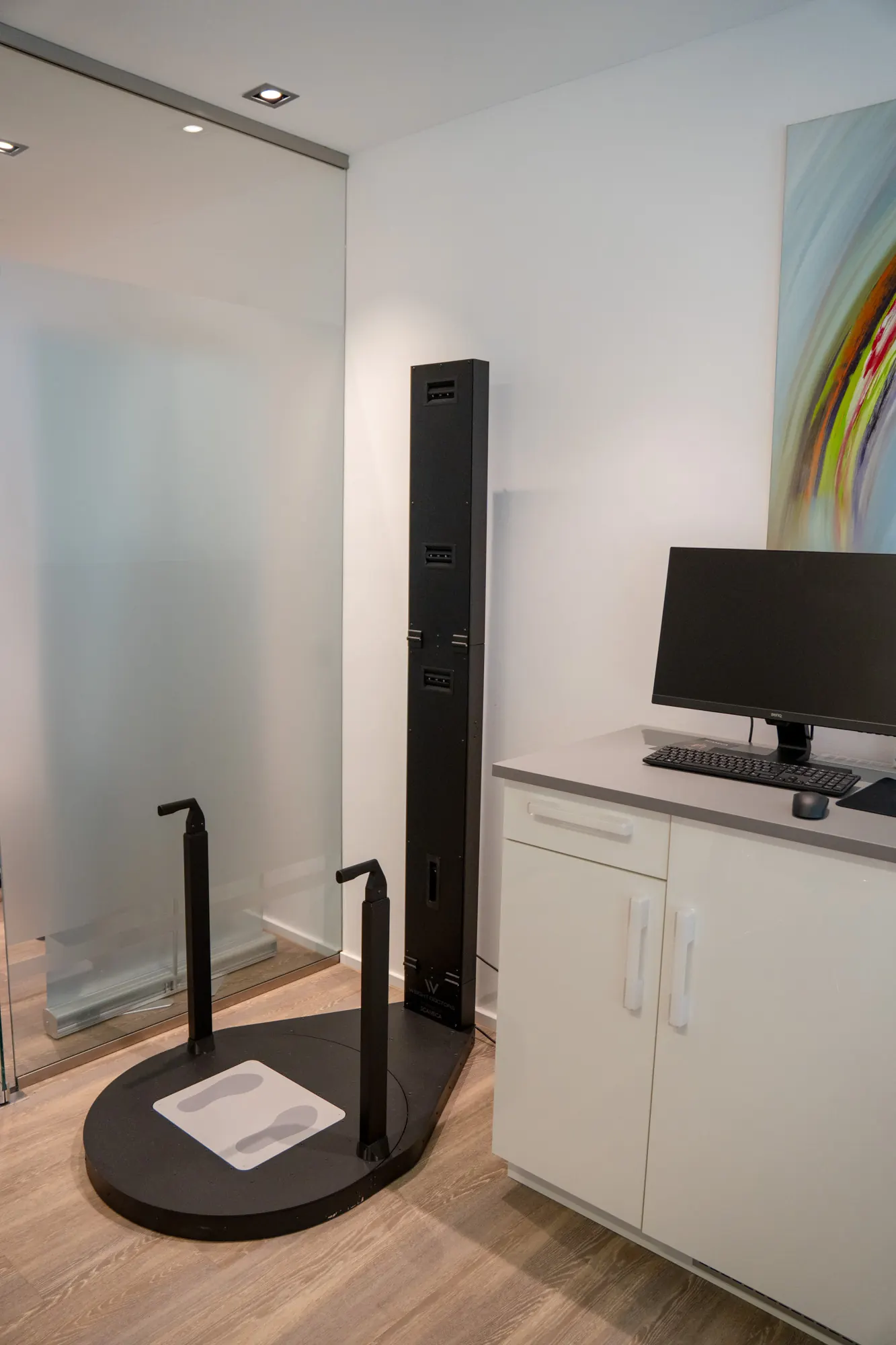 An Weight Doctors® 3D Bodyscanner le àrd-ùrlar cuairteachaidh ann an seòmar-leigheis